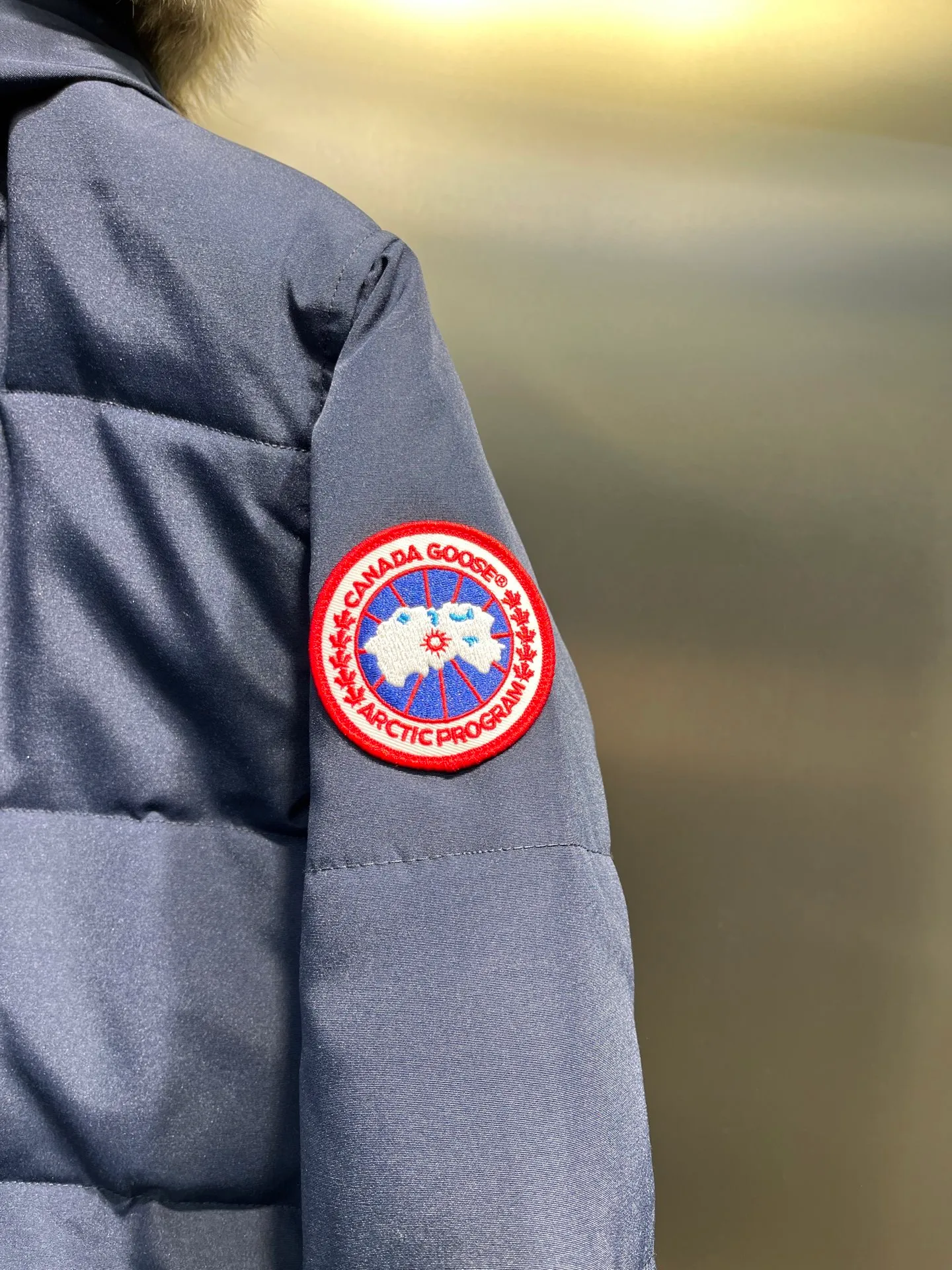 P860 Canada Goose 14 models Canada Goose🌟 Natural Siberian coyote fur collar, the delicate and strong feel, is the sense of life that comes from the erosion of natural wind and frost! Authentic version! All the details are in place! The fabric is made of high-density nano-level waterproof fabric, which is windproof and wear-resistant, and has a certain thickness! The down is 90% national standard white duck down, which can be taken for testing. It uses an imported down flushing machine for accurate down flushing! The grams are guaranteed to be the same. It will not be like the hand racing in small workshops, resulting in more velvet here and less velvet there. The zipper is the YKK brand used by Canada Goose! Smooth and comfortable on both sides! In order to prevent cold wind from pouring in, a double closure design is adopted. On the premise of the traditional zipper fly, a secondary closure with large military buttons is used to bring better warmth retention effect. It retains the classic hooded design and uses super large luxurious wolf fur to protect against wind and cold! The fur collar is removable! It doesn’t matter how low the temperature is this winter, a big goose suit is enough. I’ll give you the wind and temperature!  Size: s-xxl